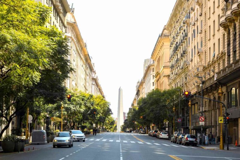 Pasear y recorrer la Avenida Corrientes en Buenos Aires