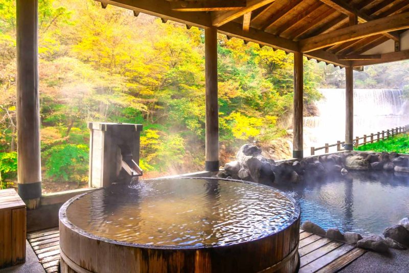 Bañarte en un onsen, uno de los baños tradicionales de Tokio