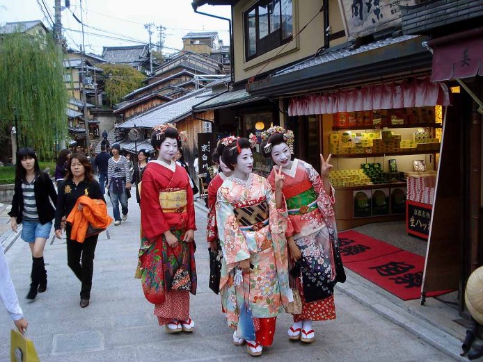 Pasea por la calle de geishas Pontocho de Kyoto