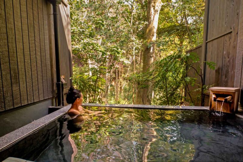 Relajarse en un onsen de Hakone