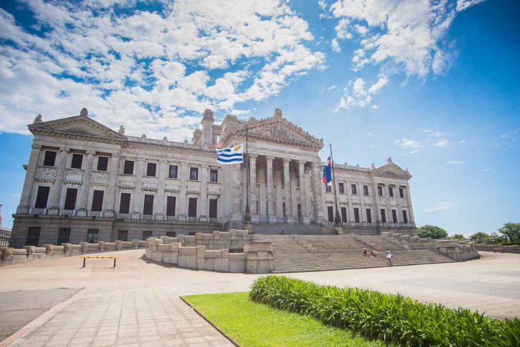 Visitar el Palacio legislativo en Montevideo: edificio neoclásico de mármol blanco