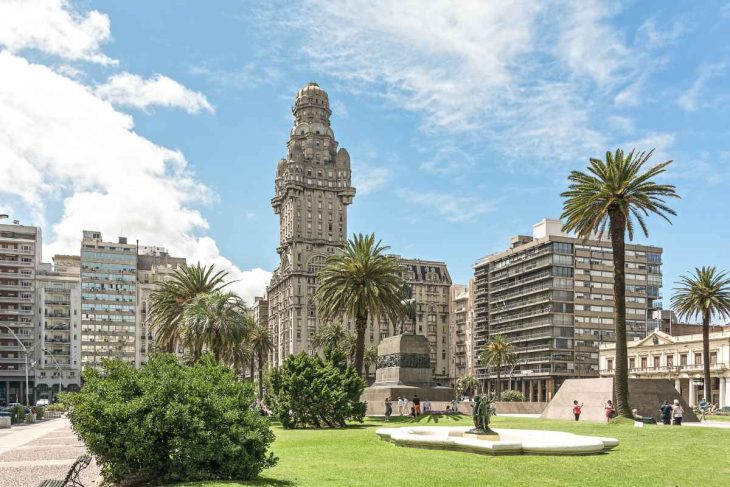 Pasear por la Plaza de la Independencia de Montevideo