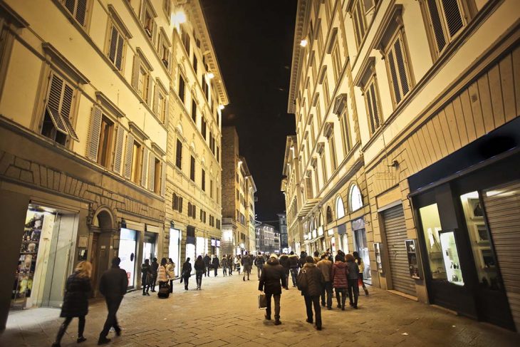 Alojarse por la zona de la Via de Tornabuoni en Florencia