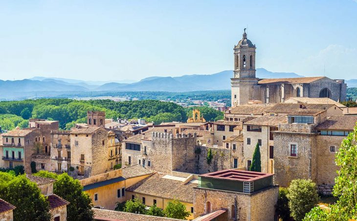 Alojarse en Girona, la segunda ciudad más grande de Cataluña.