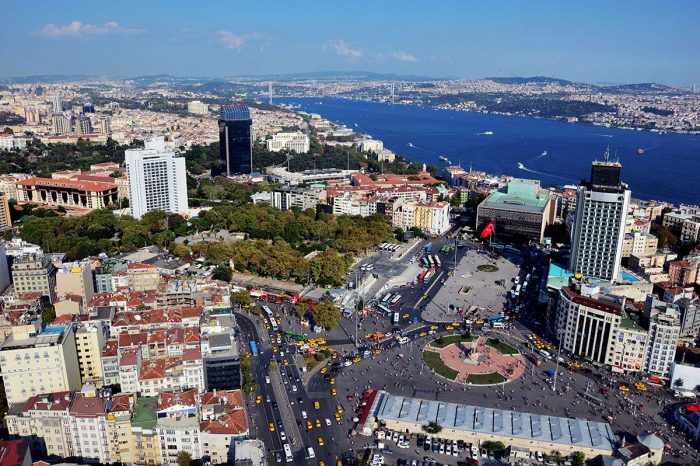 La plaza Taksim (Taksim Meydani), en la parte europea de la ciudad, es el corazón de la zona más moderna de Estambul