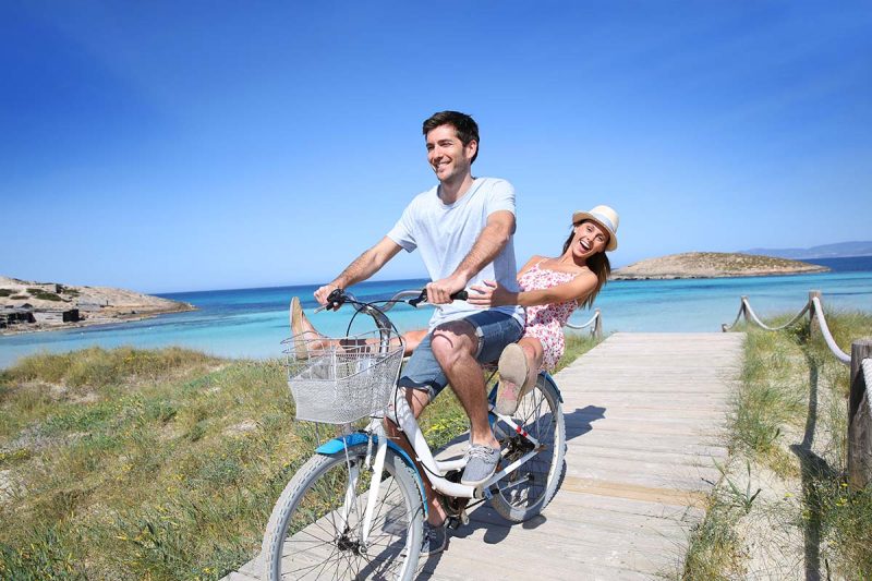 Alquilar una moto o bici para ver Formentera