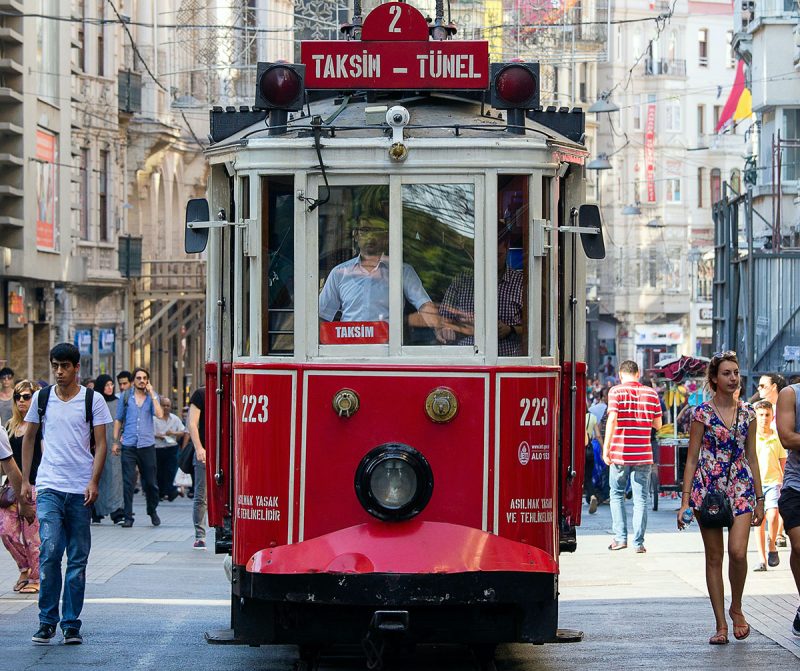 Caminar por la emblematica calles de istikal entre las cosas para hacer en Estambul