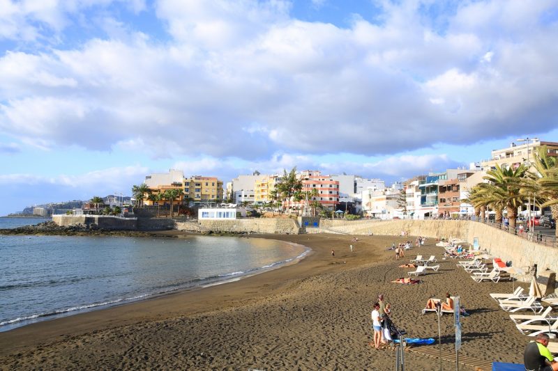 Arguineguin, población llena de alojamientos en Gran Canarias