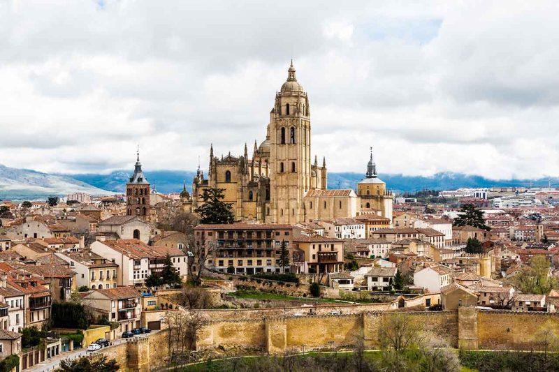 Visitar la emblemática muralla segoviana, que rodea el casco histórico para hacer en Segovia