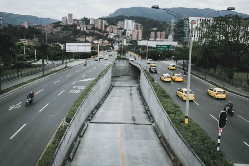 Taxi amarillo, solo para ir al aeropuerto desde Medellín