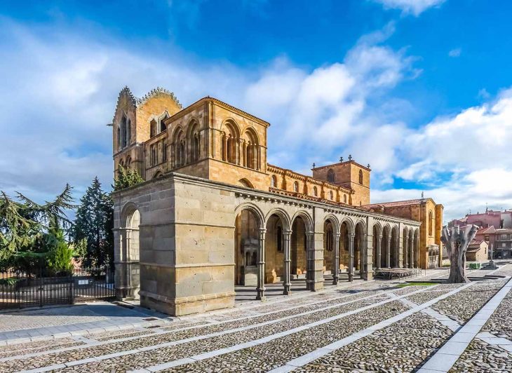Apreciar el excepcional ejemplar románico de la Basílica de San Vicente. 