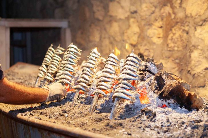 Qué hacer en Nerja: degustar los espetos de sardinas