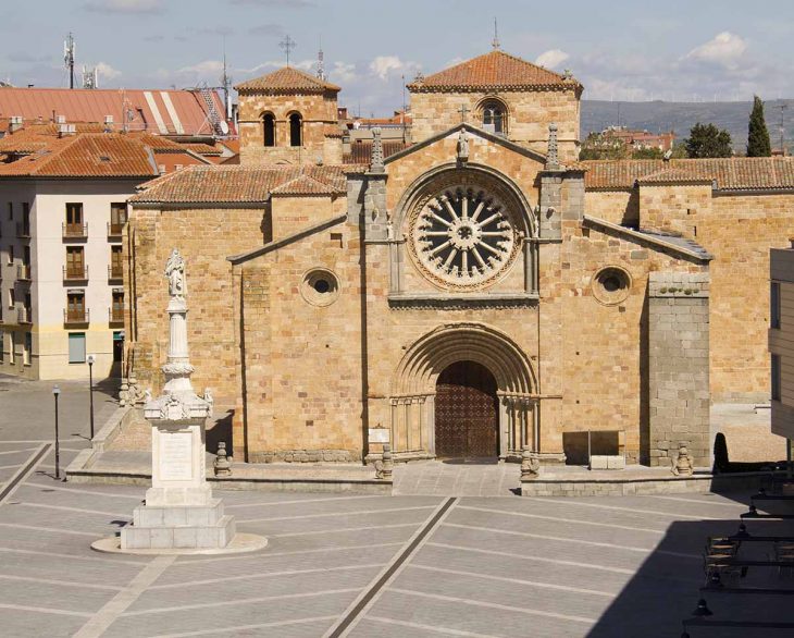 Ver la emblemática Iglesia románica de San Pedro