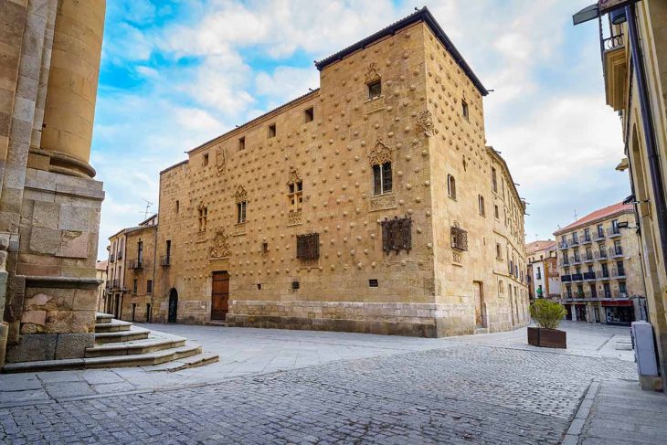 Encontrar el tesoro escondido en la Casa de las conchas para hacer en Salamanca
