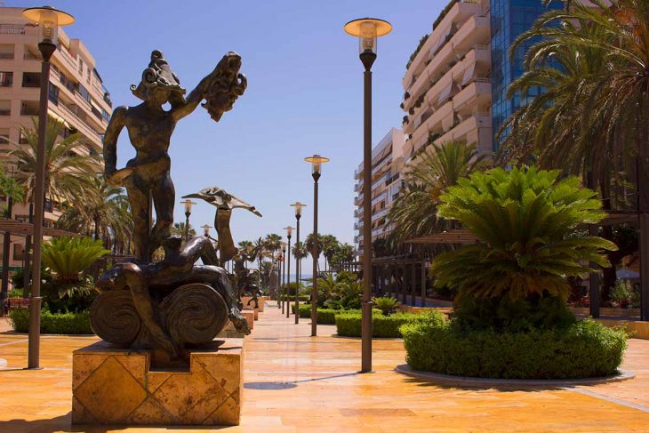 Ver las peculiares esculturas de Dalí en la Avenida del Mar