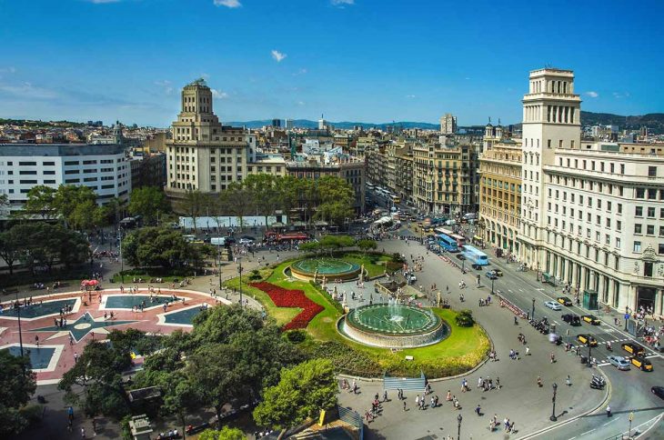 Relajarse en la plaza central más grande de Barcelona