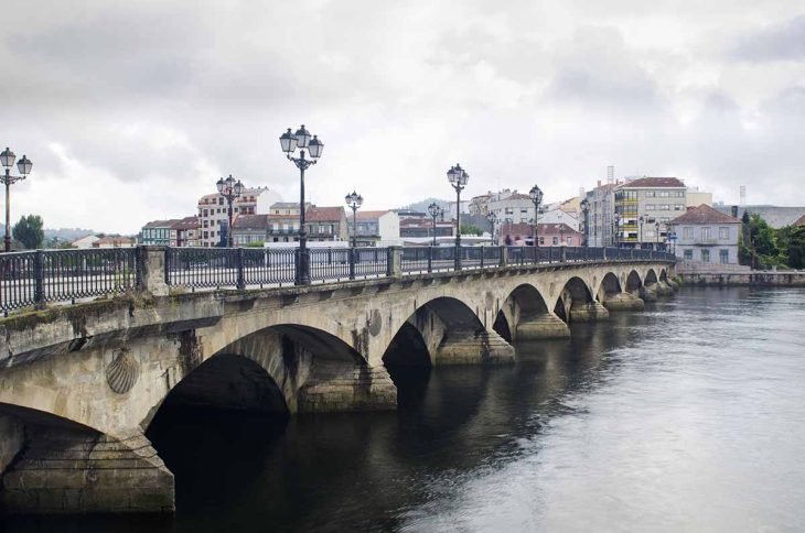 Cruzar el icónico puente de O Burgo 