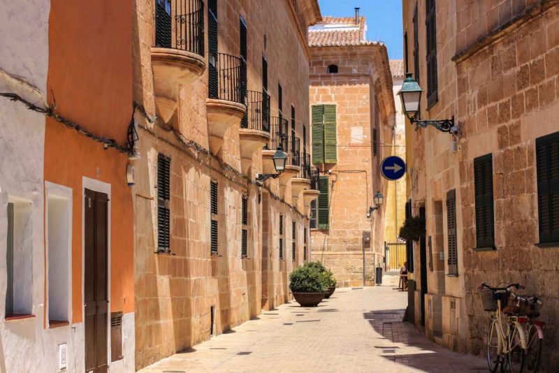 Relájate y pasea por el casco antiguo de Ciutadella