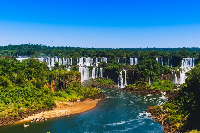 La maravilla natural única de las gigantescas Cataratas del Iguazú