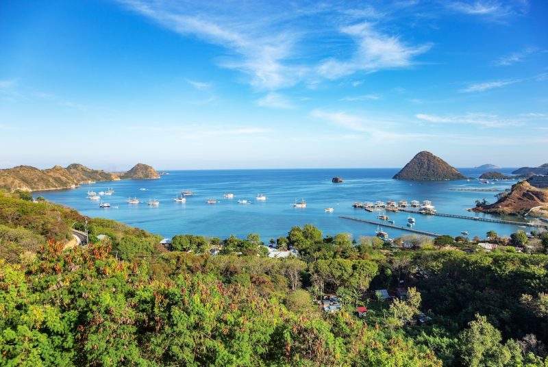 Isla Flores, belleza natural y lagos de colores cambiantes