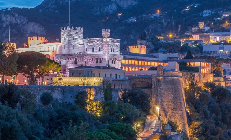 Hacer una excursión a la glamurosa a Mónaco