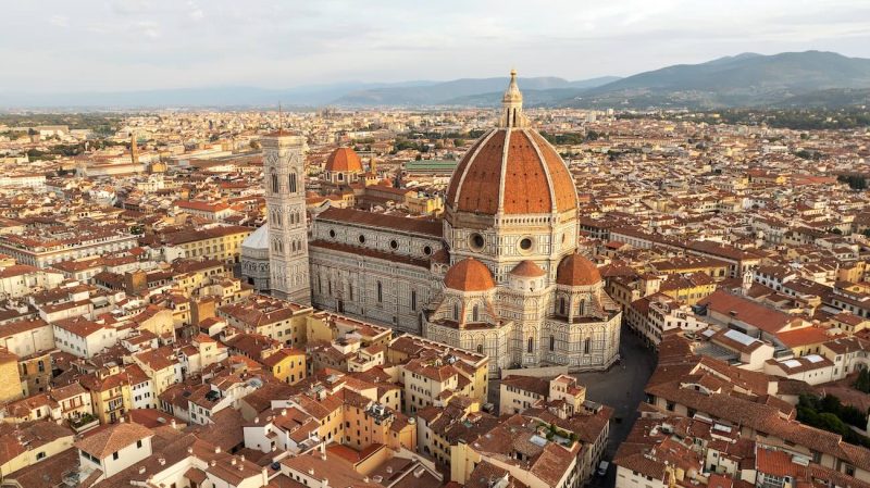Comer tanto gelato como puedas en FlorenciaEn Florencia, el gelato italiano no es solo un postre, es casi una institución cultural. Caminar por sus calles implica inevitablemente detenerse en alguna de las muchas heladerías artesanales que ofrecen sabores intensos y texturas cremosas a precios muy accesibles.Es completamente normal ver a viajeros disfrutando de dos gelatos al día (o más), especialmente mientras recorren monumentos y plazas. Entre los sabores más clásicos destacan el pistacho intenso, la avellana cremosa, la stracciatella con trozos de chocolate y el refrescante limón.Parte del encanto está en ese contraste perfecto: sostener un gelato en la mano mientras se camina entre iglesias renacentistas, palacios históricos y calles llenas de arte. En Florencia, cada paseo se convierte en una excusa deliciosa para seguir probando sabores.