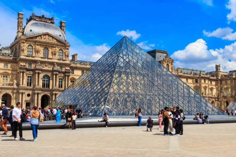 La Pirámide del Louvre, arquitectura moderna frente a un palacio histórico